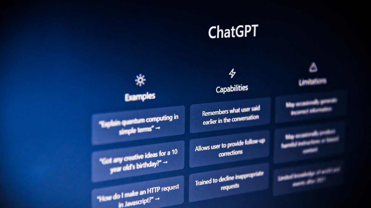 Pantalla mostrando la interfaz de ChatGPT con ejemplos y capacidades