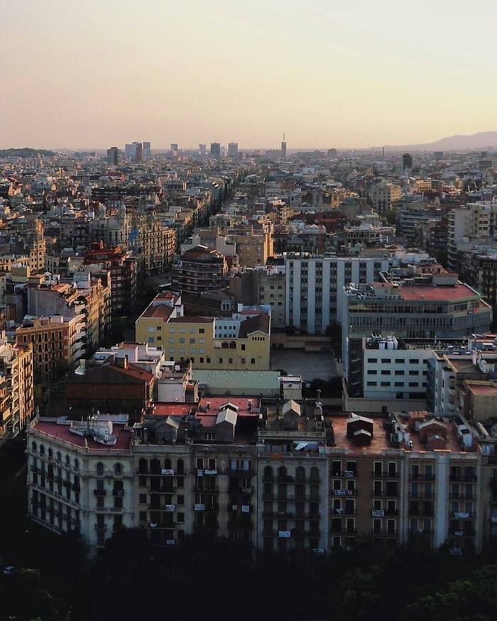 Vista aérea del Eixample de Barcelona al atardecer, referencia visual del SEO local